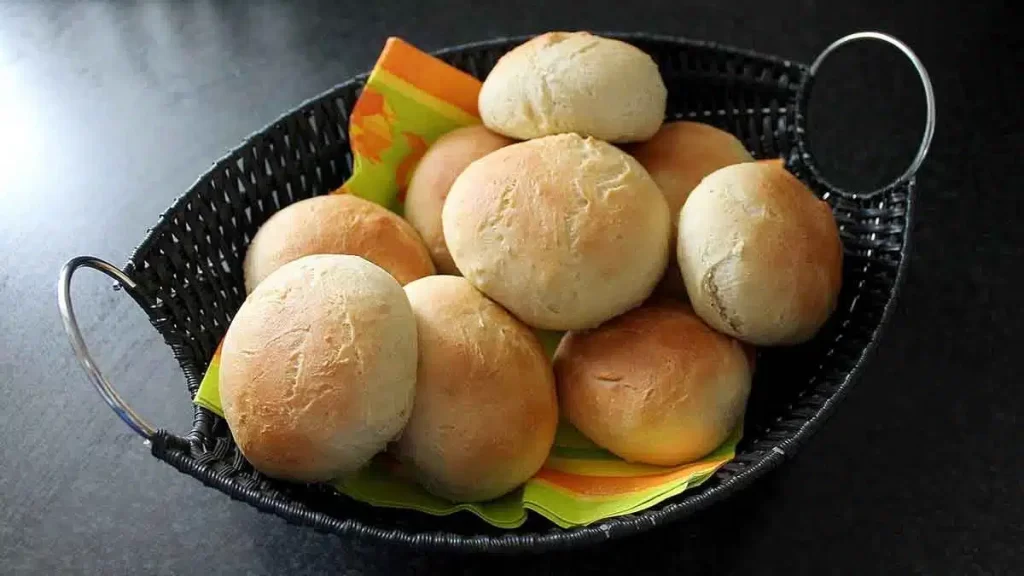 Pão de queijo na cesta