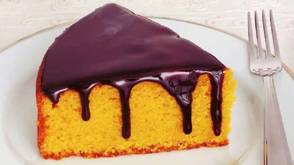 Bolo de cenoura com cobertura de chocolate